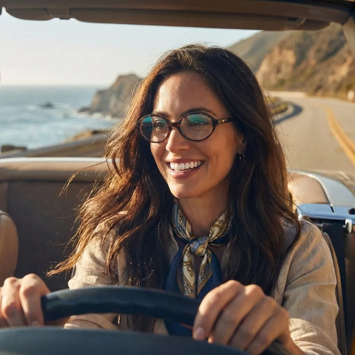 Lentes opticos Guapi Carey mujer conduciendo proteccion visual antirreflex receta optica bio-acetato Bonoboss #editorial_mujer-driving #color_carey