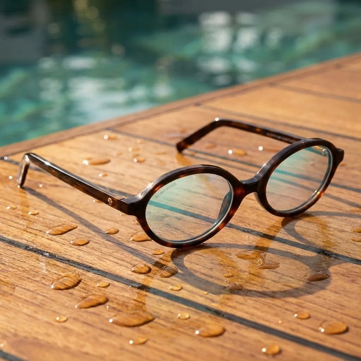 Lentes opticos Guapi Carey sobre madera teca con gotas de agua antirreflex receta optica bio-acetato Bonoboss #editorial_teca-agua #color_carey