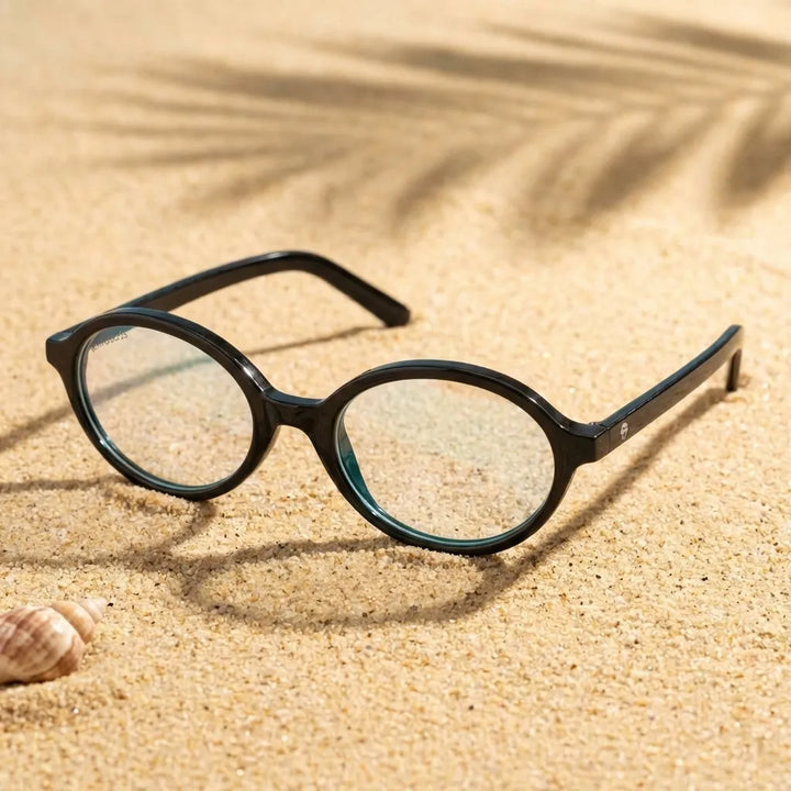 Lentes opticos Guapi Island Negro sobre arena dorada superficie natural antirreflex receta optica bio-acetato Bonoboss #editorial_arena-dorada #color_negro