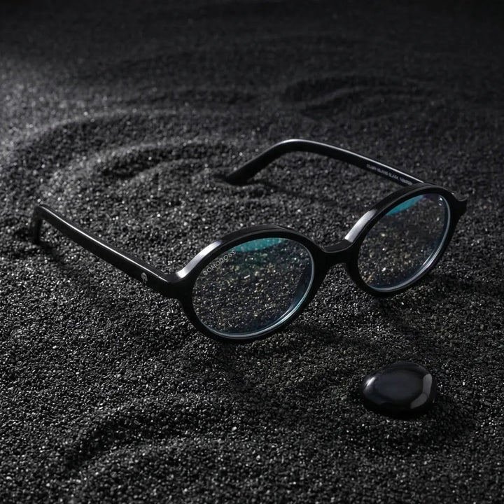 Lentes opticos Guapi Island Negro sobre arena negra volcanica antirreflex receta optica bio-acetato Bonoboss #editorial_arena-negra #color_negro