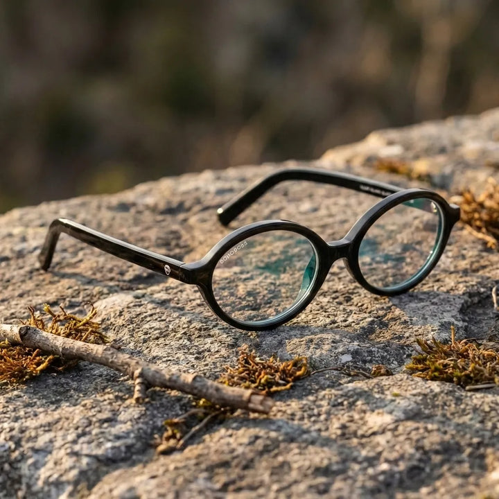 Lentes opticos Guapi Island Negro sobre piedra patagonica natural antirreflex receta optica bio-acetato Bonoboss #editorial_patagonica #color_negro