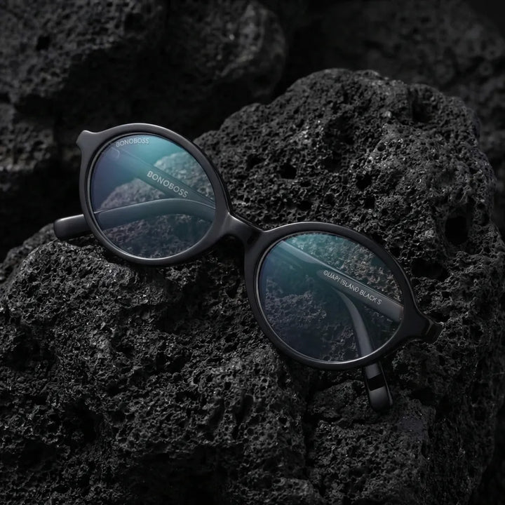 Lentes opticos Guapi Island Negro sobre arena volcanica superficie texturizada antirreflex receta optica bio-acetato Bonoboss #editorial_volcanica #color_negro