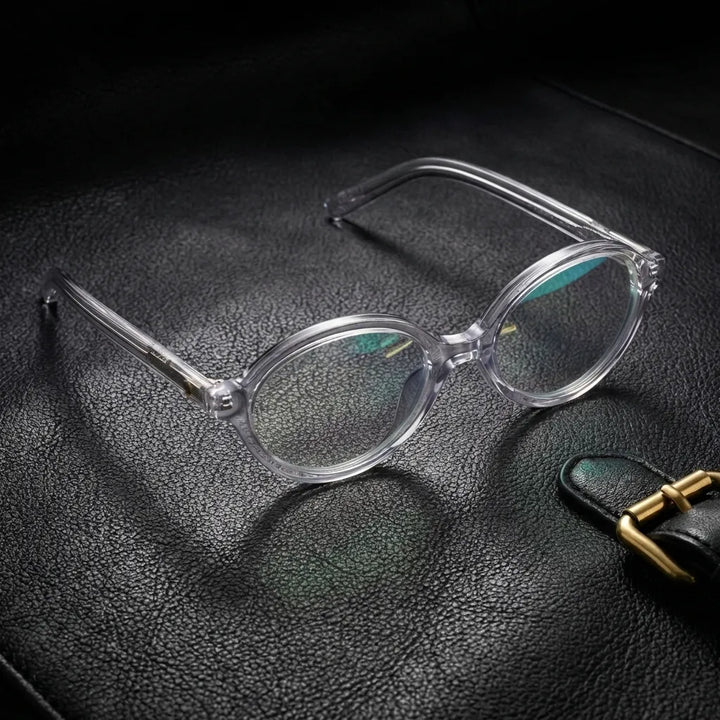 Lentes opticos Guapi Transparente sobre cuero negro con detalle brass dorado antirreflex receta optica bio-acetato Bonoboss #editorial_cuero-brass #color_transparente