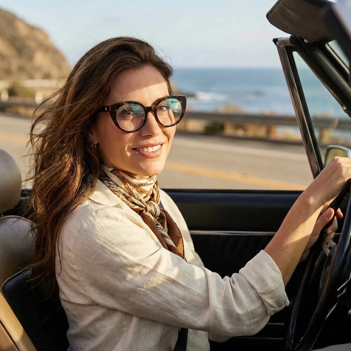 Mujer usando Hannover marcos de lentes estampado tortuga carey estilo lifestyle #color_carey