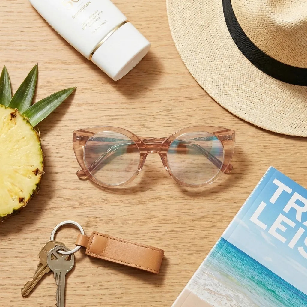 Lentes opticos Hannover Champagne flat lay accesorios esenciales verano antirreflex receta optica bio-acetato Bonoboss #editorial_summer-essentials #color_champagne