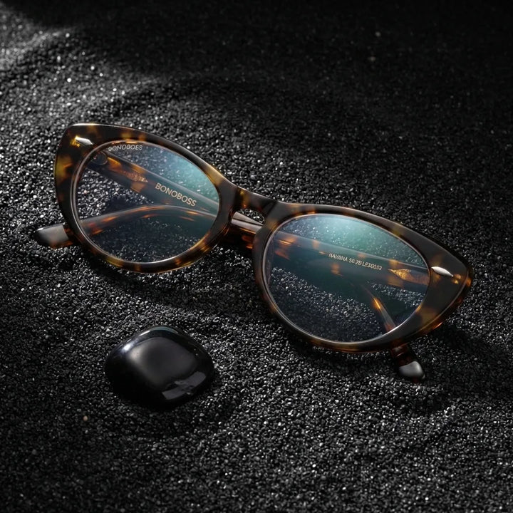 Lentes opticos Havana Carey sobre arena negra volcanica antirreflex receta optica bio-acetato Bonoboss #editorial_arena-negra #color_carey