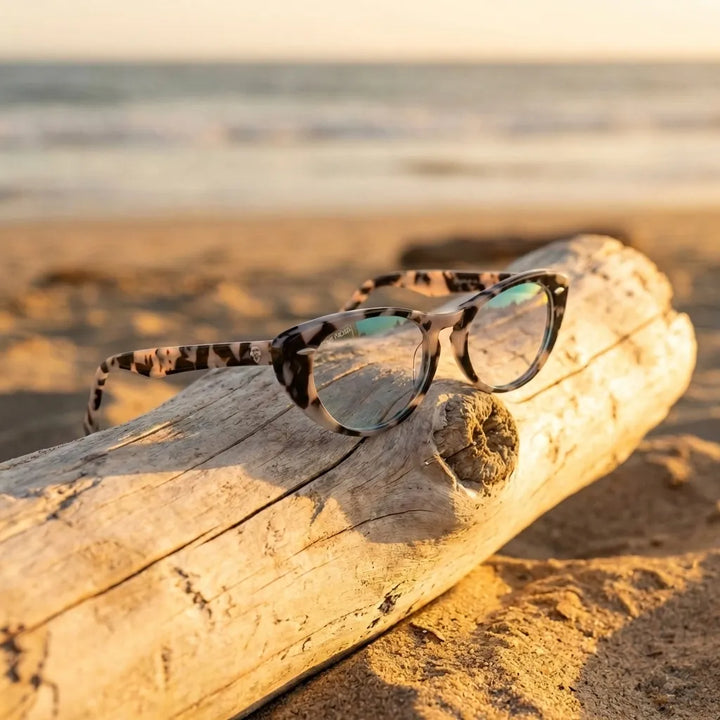 Lentes opticos Havana Marble sobre driftwood dorado reflejo costero antirreflex receta optica bio-acetato Bonoboss #editorial_driftwood-golden #color_marble