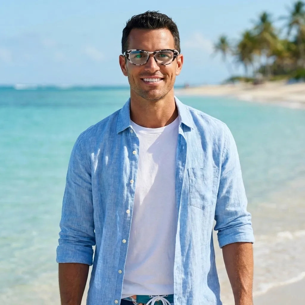 Lentes opticos Havana Marble hombre en playa oceano estilo costero antirreflex receta optica bio-acetato Bonoboss #editorial_hombre-playa #color_marble