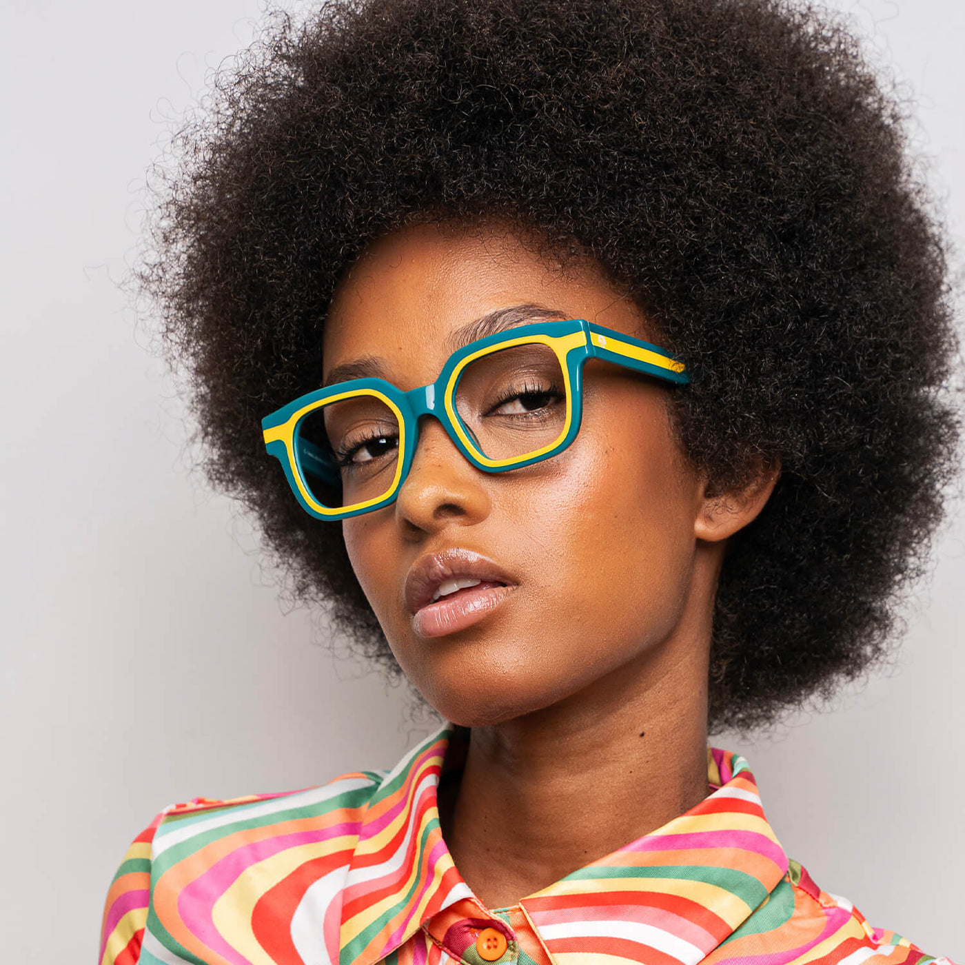 modelo mujer con lentes opticos de moda  con receta y filtro de luz azul anteojos verdes