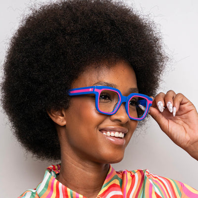 modelo mujer con lentes opticos de moda  con receta y filtro de luz azul anteojos azules