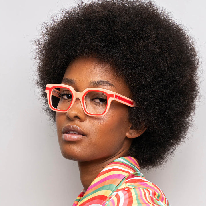 modelo mujer con lentes opticos de moda  con receta y filtro de luz azul anteojos rosados #color_rosado