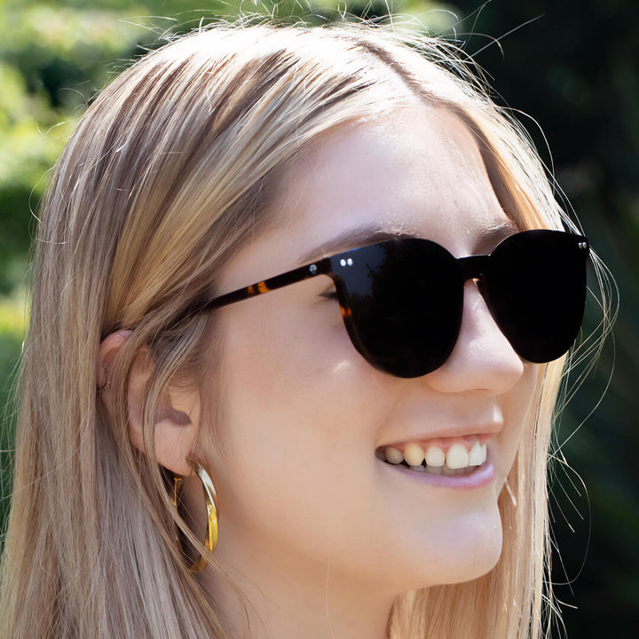 anteojos o marcos ópticos con iman o clip de sol polarizados de forma redondos para hombres y mujeres. Vista angulada y armazones de color carey #color_carey