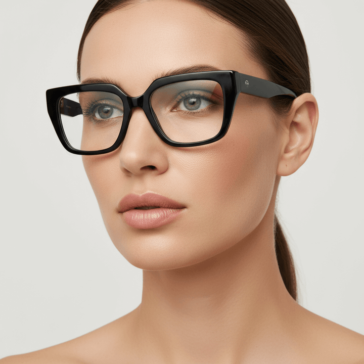 una mujer de cara redonda ojos verdes y pelo suelto ondulado usando un anteojo o marco optico Bonoboss en acetato sustentable armazones opticos con receta de forma cuadrada rectangular de moda de tamaño grande y de color negro #color_negro