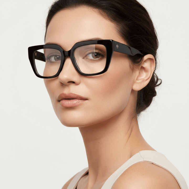 una mujer de cara redonda ojos verdes y pelo suelto corto usando un anteojo o marco optico Bonoboss en acetato sustentable armazones opticos con receta de forma cuadrada rectangular de moda de tamaño grande y de color negro #color_negro