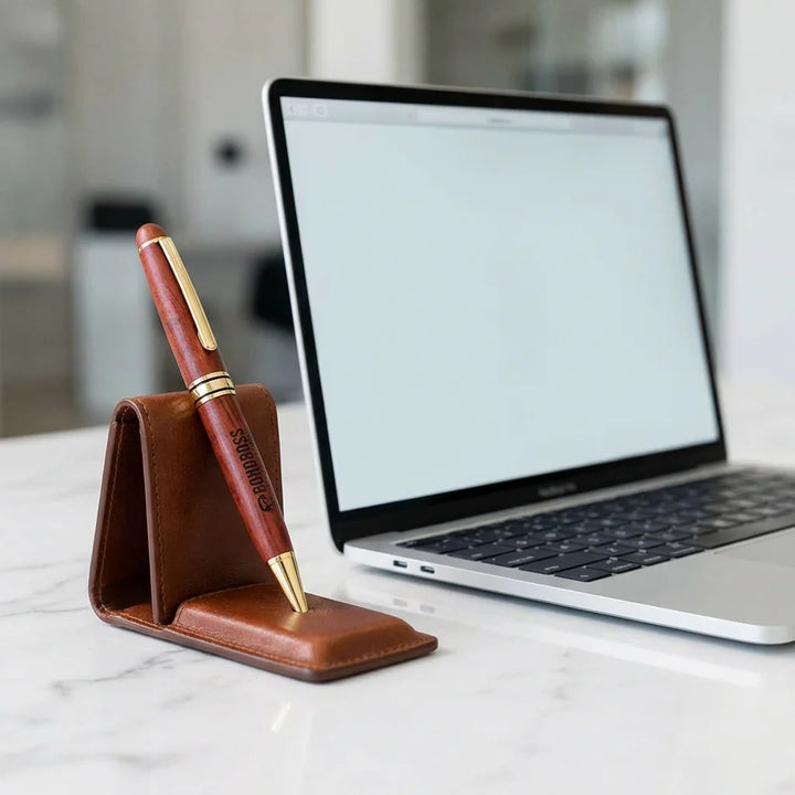 Lápiz de madera premium workspace minimalista con laptop Bonoboss