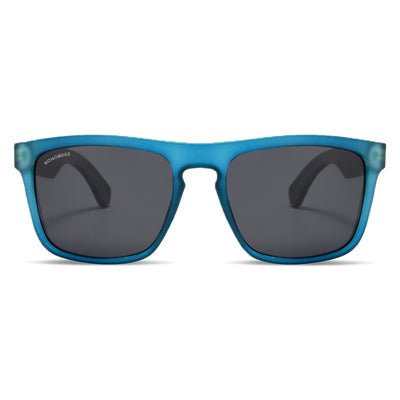 lentes de sol polarizados para hombre y mujer rectangulares de color azul con patas de madera natural sustentable. Marco de plastico reciclado con lentes polarizadas
