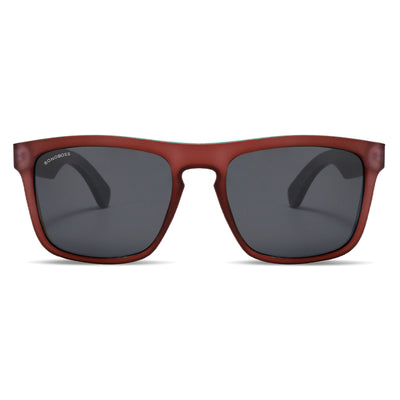 lentes de sol polarizados para hombre y mujer rectangulares de color rojo con patas de madera natural sustentable. Marco de plastico reciclado con lentes polarizadas
