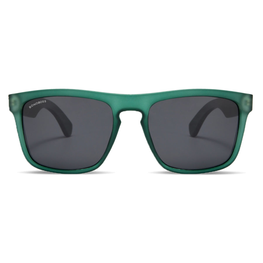 lentes de sol polarizados para hombre y mujer rectangulares de color verde con patas de madera natural sustentable. Marco de plastico reciclado con lentes polarizadas
