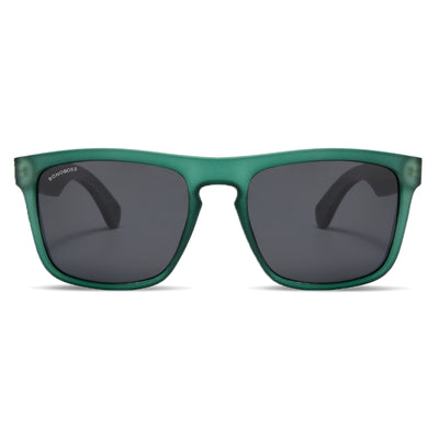 lentes de sol polarizados para hombre y mujer rectangulares de color verde con patas de madera natural sustentable. Marco de plastico reciclado con lentes polarizadas