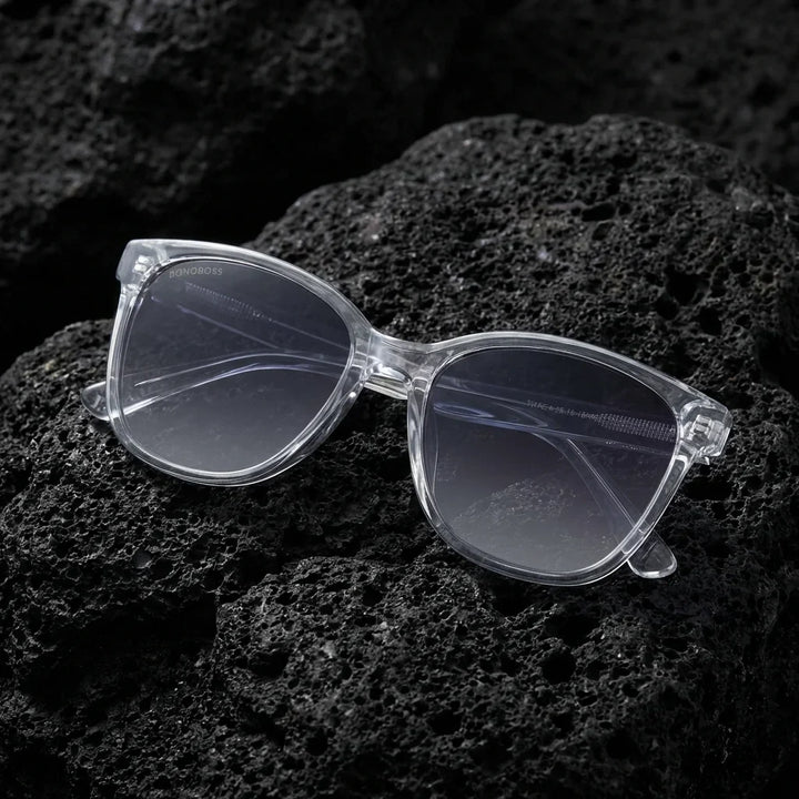 Lentes sol Tiare polarizados UV400 bio-acetato cat eye transparente sobre roca volcanica contraste cristalino Bonoboss #editorial_polarizado #color_transparente