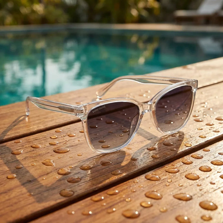 Lentes sol Tiare polarizados UV400 bio-acetato cat eye transparente sobre teca con agua fresca Bonoboss #editorial_grid1 #color_transparente