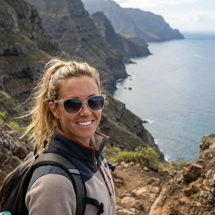 Mujer usando lentes sol Tiare bio-acetato polarizados transparente aventura outdoor naturaleza eco-consciente Bonoboss #editorial_sustentabilidad #color_transparente