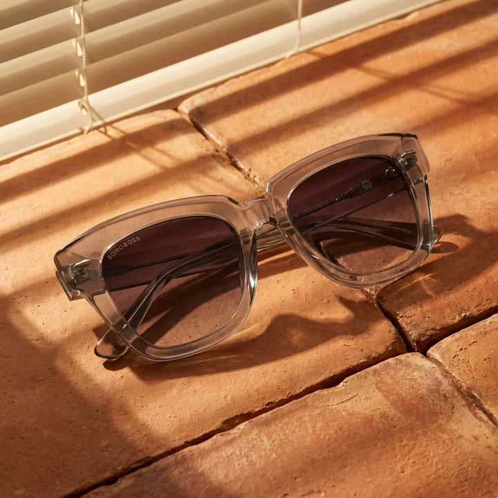 Lentes sol Selkie Retro polarizados UV400 bio-acetato transparente sobre terracota textura artesanal Bonoboss Chile #editorial_grid1 #color_transparente