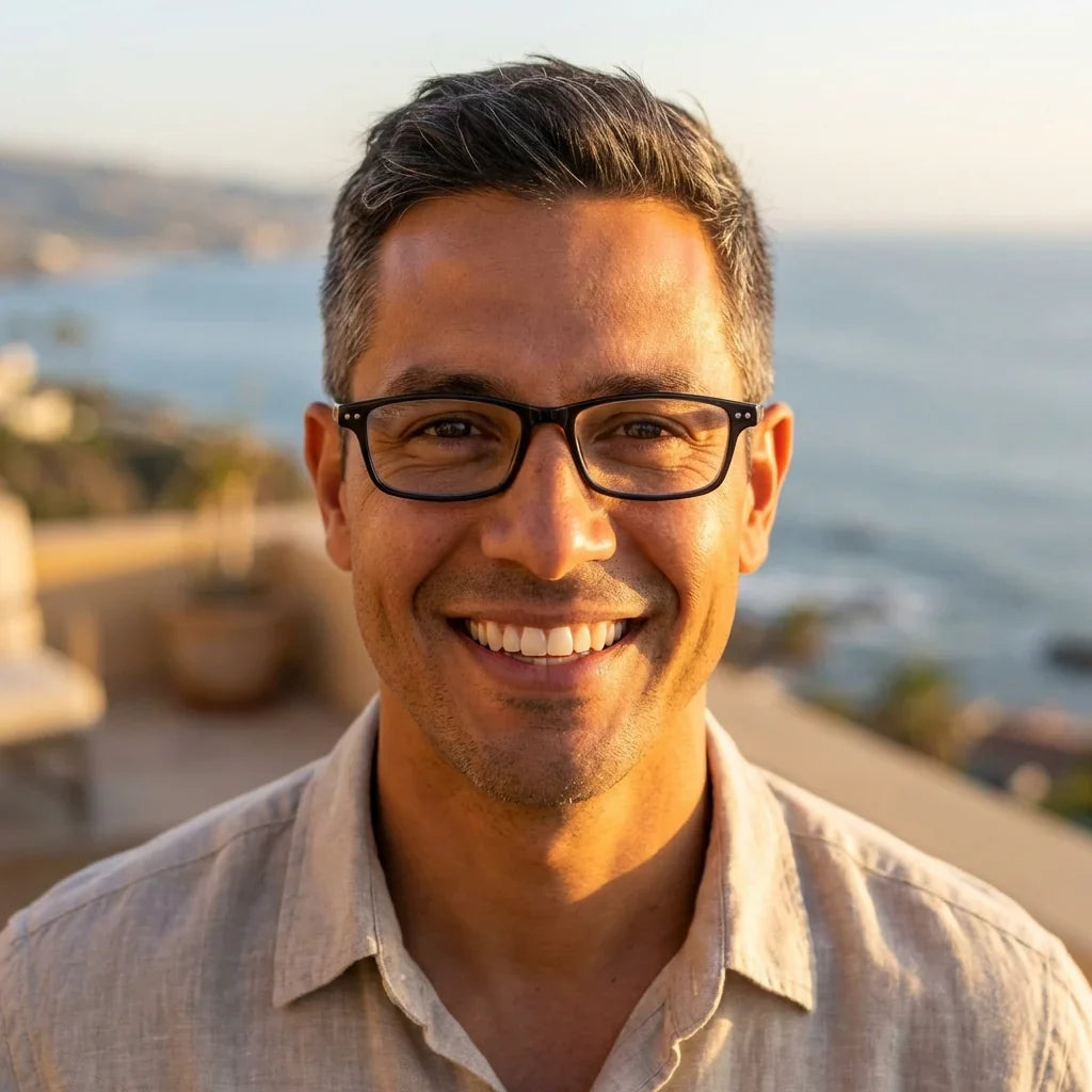 Profesional trabajando todo el dia lentes lectura Sanzana Black proteccion completa luz azul UV antirreflejo Bonoboss