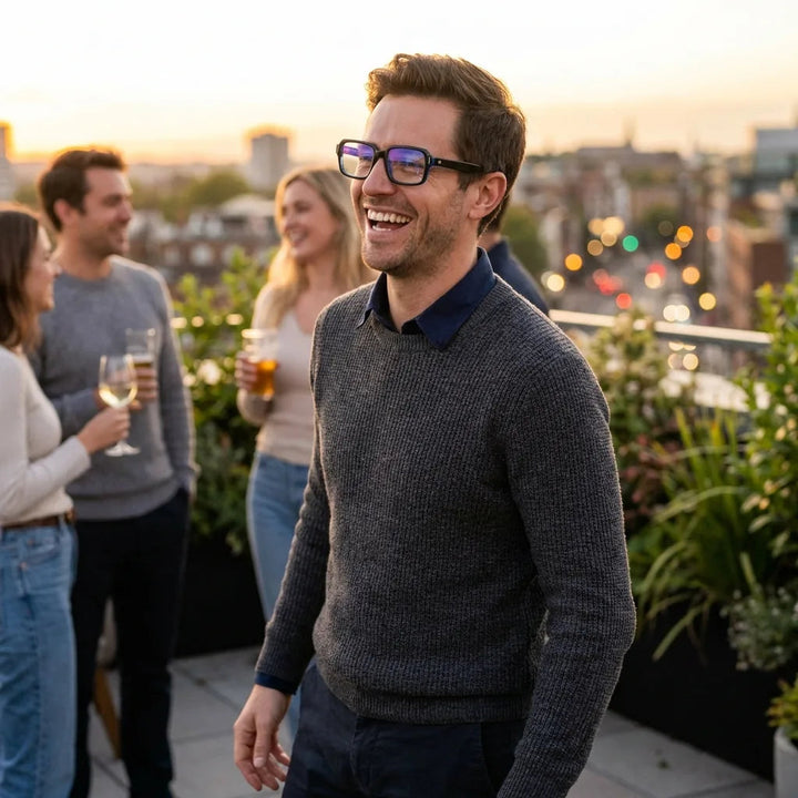 Lentes ópticos London Acetate Azul modelo en contexto social urbano profesional Bonoboss #editorial_lifestyle4 #color_crystal-carey