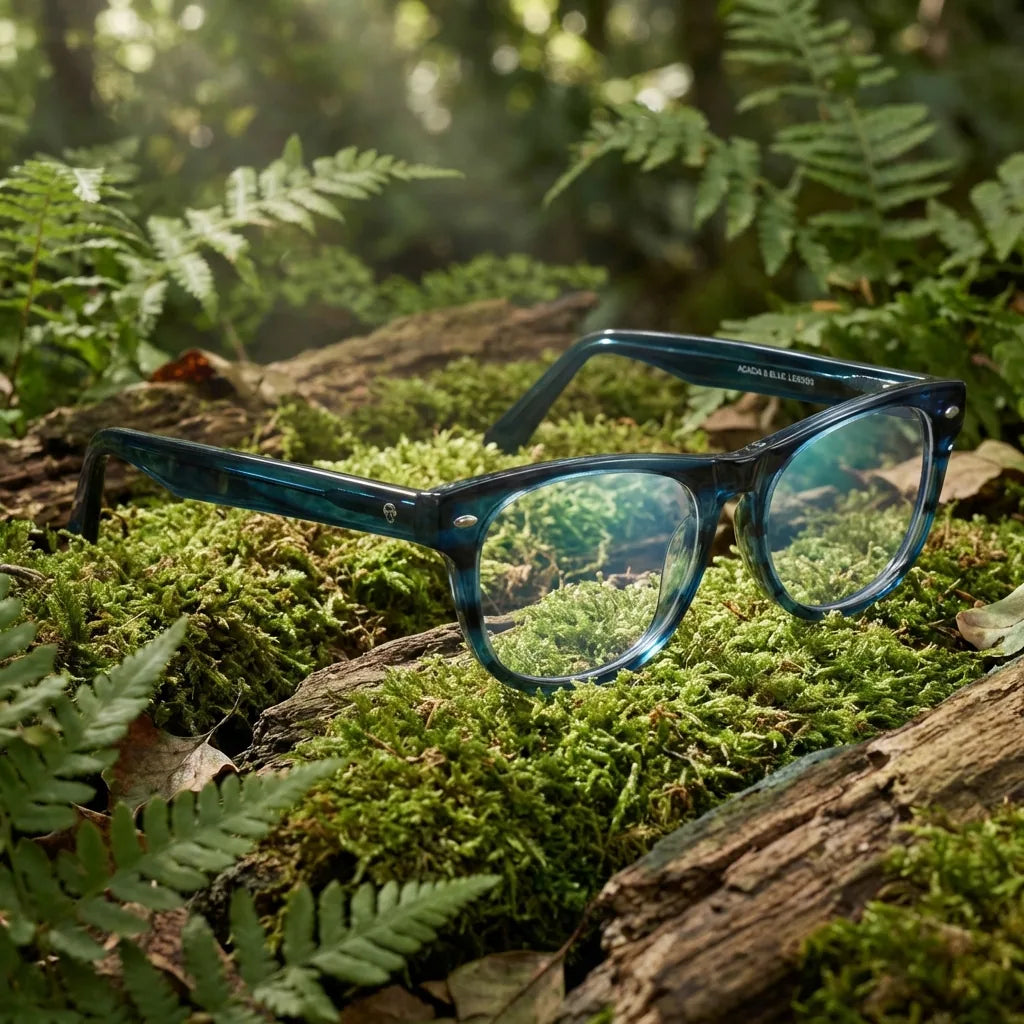 Lentes ópticos Acacia Azul en bosque verde natural diseño sustentable Bonoboss #editorial_sustentabilidad #color_azul