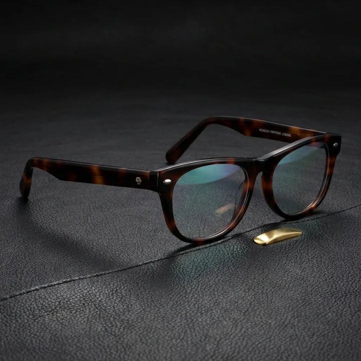 Lentes ópticos Acacia Carey sobre cuero negro con detalle brass dorado calidad premium receta Bonoboss #editorial_banner_confianza #color_carey