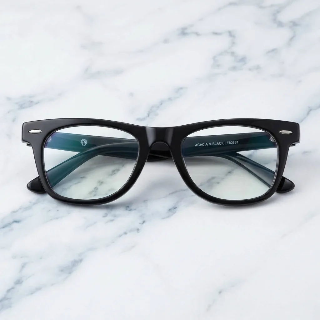 Lentes ópticos Acacia Negro sobre mármol blanco elegante armazón premium Bonoboss #editorial_armazon #color_negro