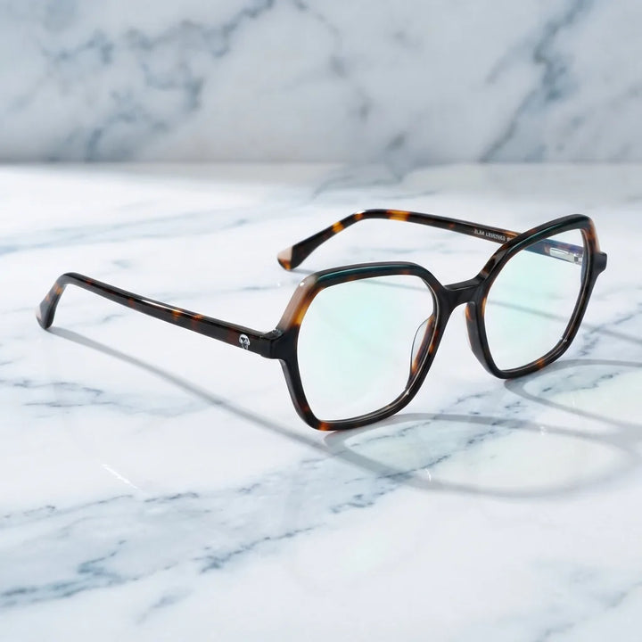 Lentes ópticos Alba Carey sobre mármol blanco elegante armazón premium Bonoboss #editorial_armazon #color_carey