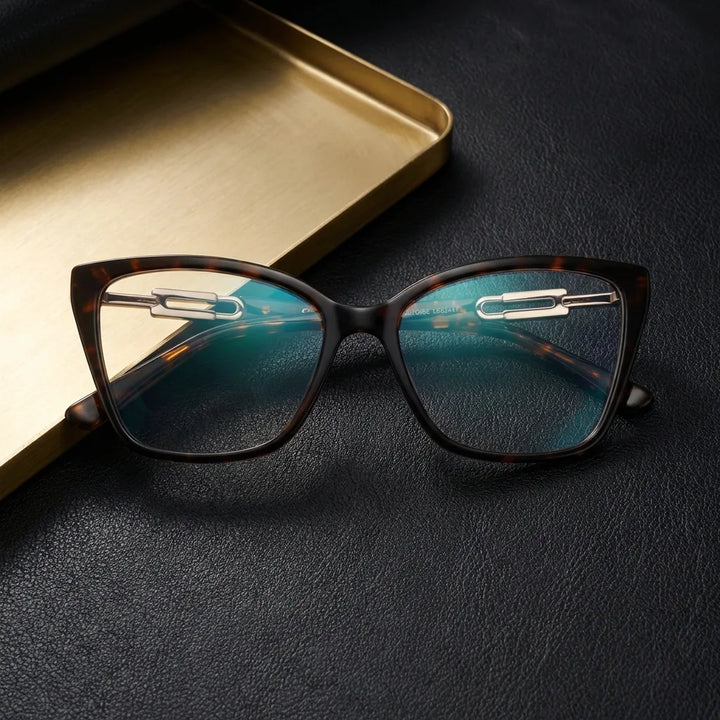 Lentes ópticos Amy Carey sobre cuero negro con detalle brass dorado calidad premium receta Bonoboss #editorial_banner_confianza #color_carey