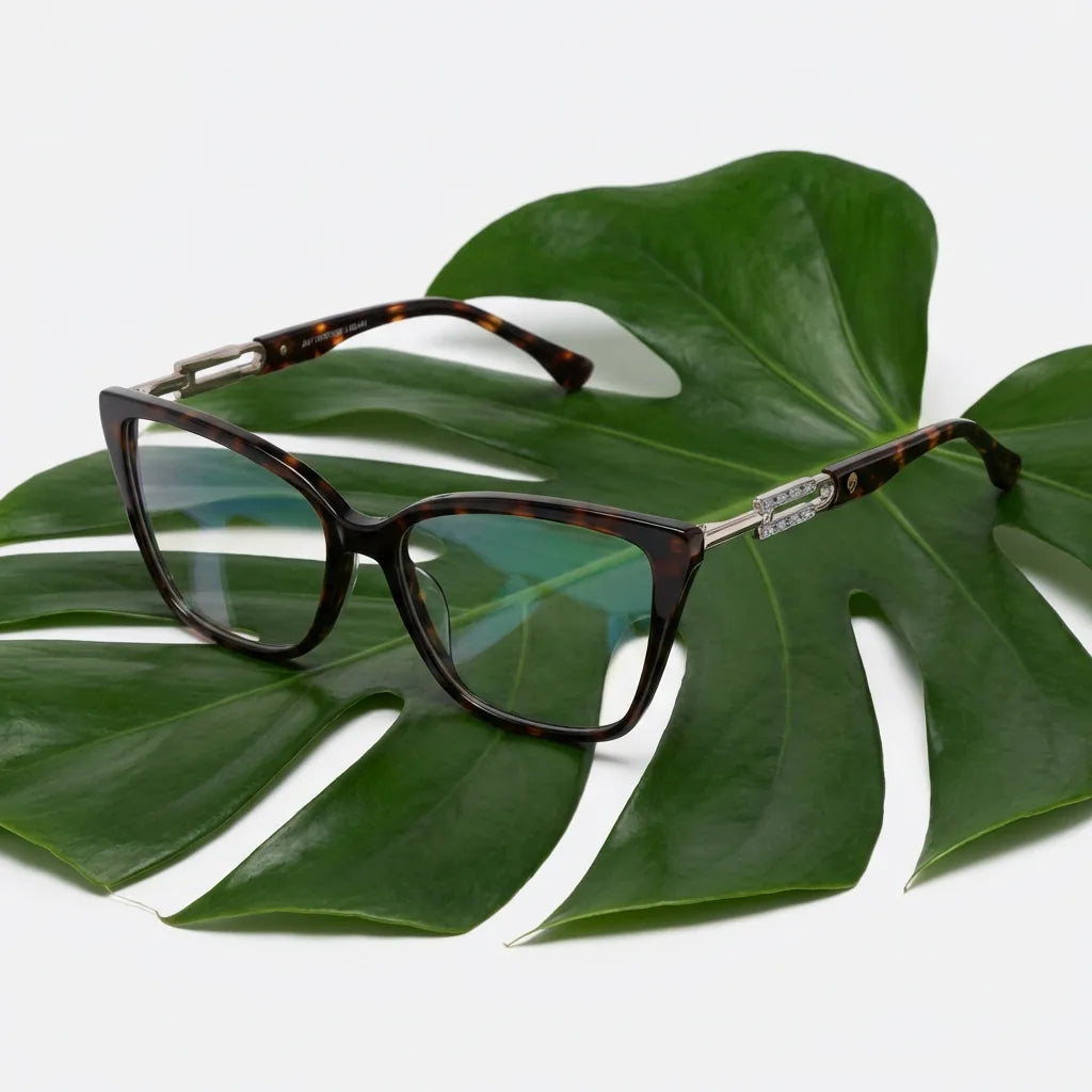 Lentes ópticos Amy Carey entre hojas botánicas naturales diseño sustentable Bonoboss #editorial_sustentabilidad #color_carey