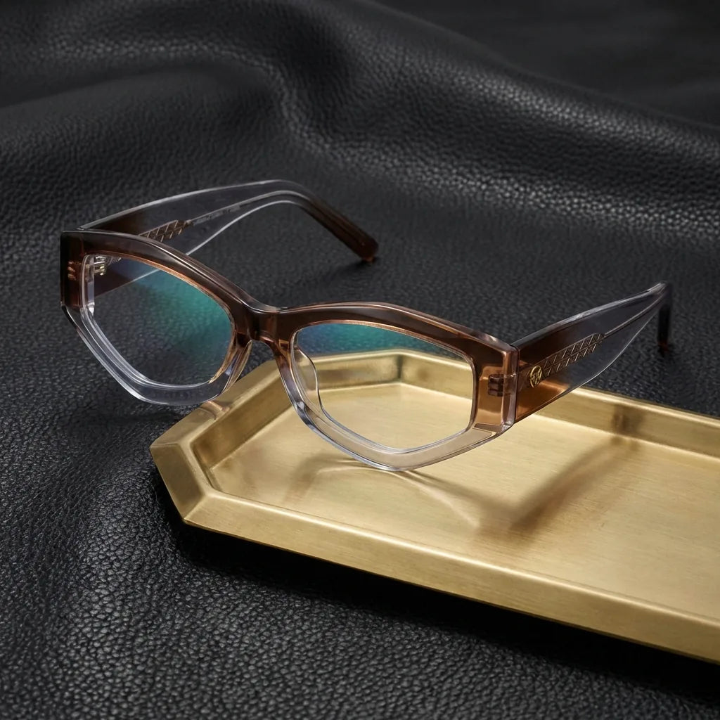 Lentes ópticos Artemisa Honey Crystal sobre cuero negro con detalle brass dorado armazón premium Bonoboss #editorial_armazon #color_honey-crystal