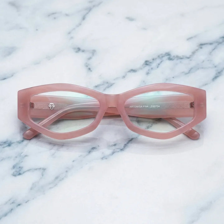 Lentes ópticos Artemisa Pink sobre mármol blanco elegante calidad premium receta Bonoboss #editorial_banner_confianza #color_pink
