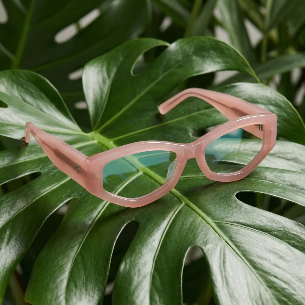 Lentes ópticos Artemisa Pink entre hojas botánicas naturales diseño sustentable Bonoboss #editorial_sustentabilidad #color_pink