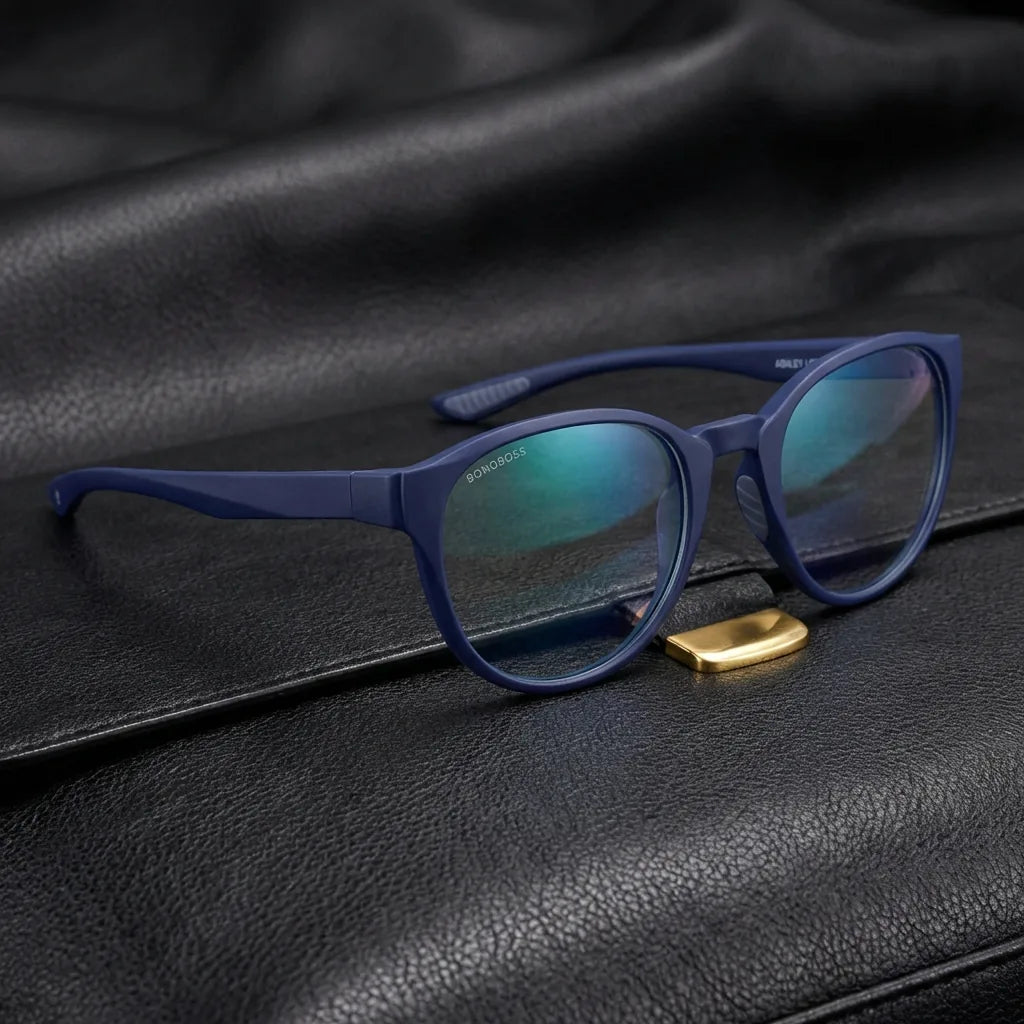 Lentes ópticos Ashley Azul sobre cuero negro con detalle brass dorado calidad premium receta Bonoboss #editorial_banner_confianza #color_azul