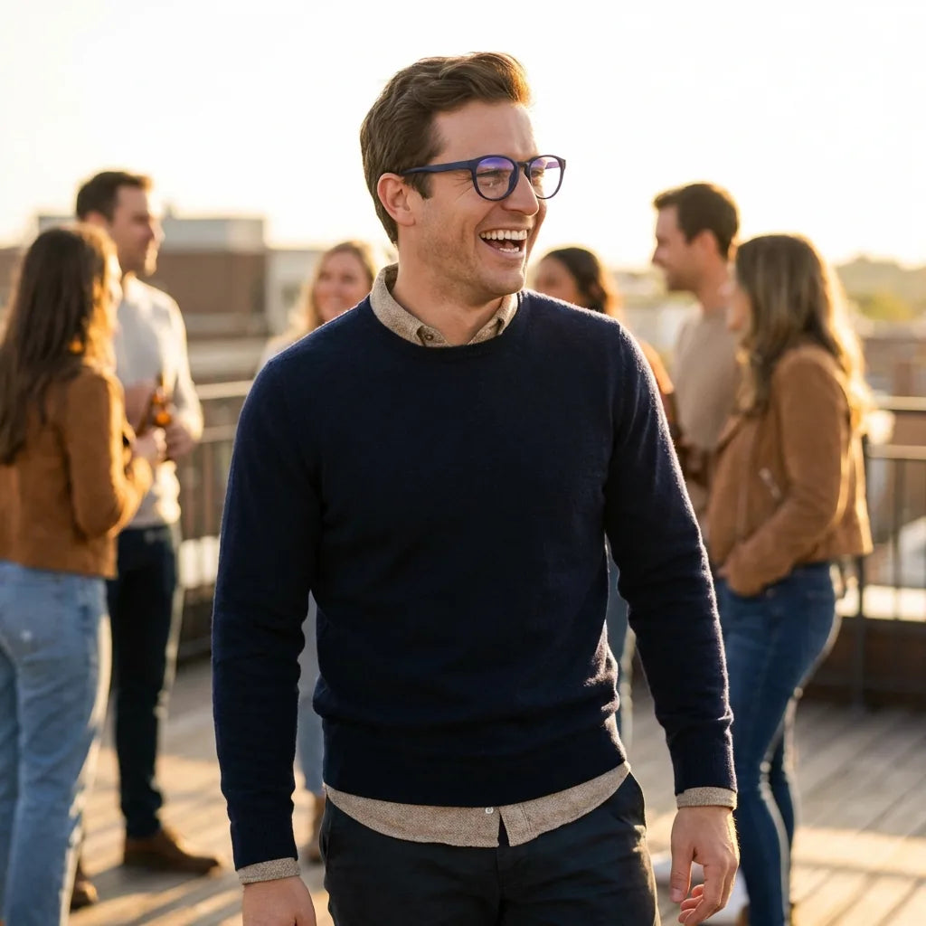 Lentes ópticos Ashley Azul modelo en contexto social urbano profesional Bonoboss #editorial_lifestyle4 #color_azul