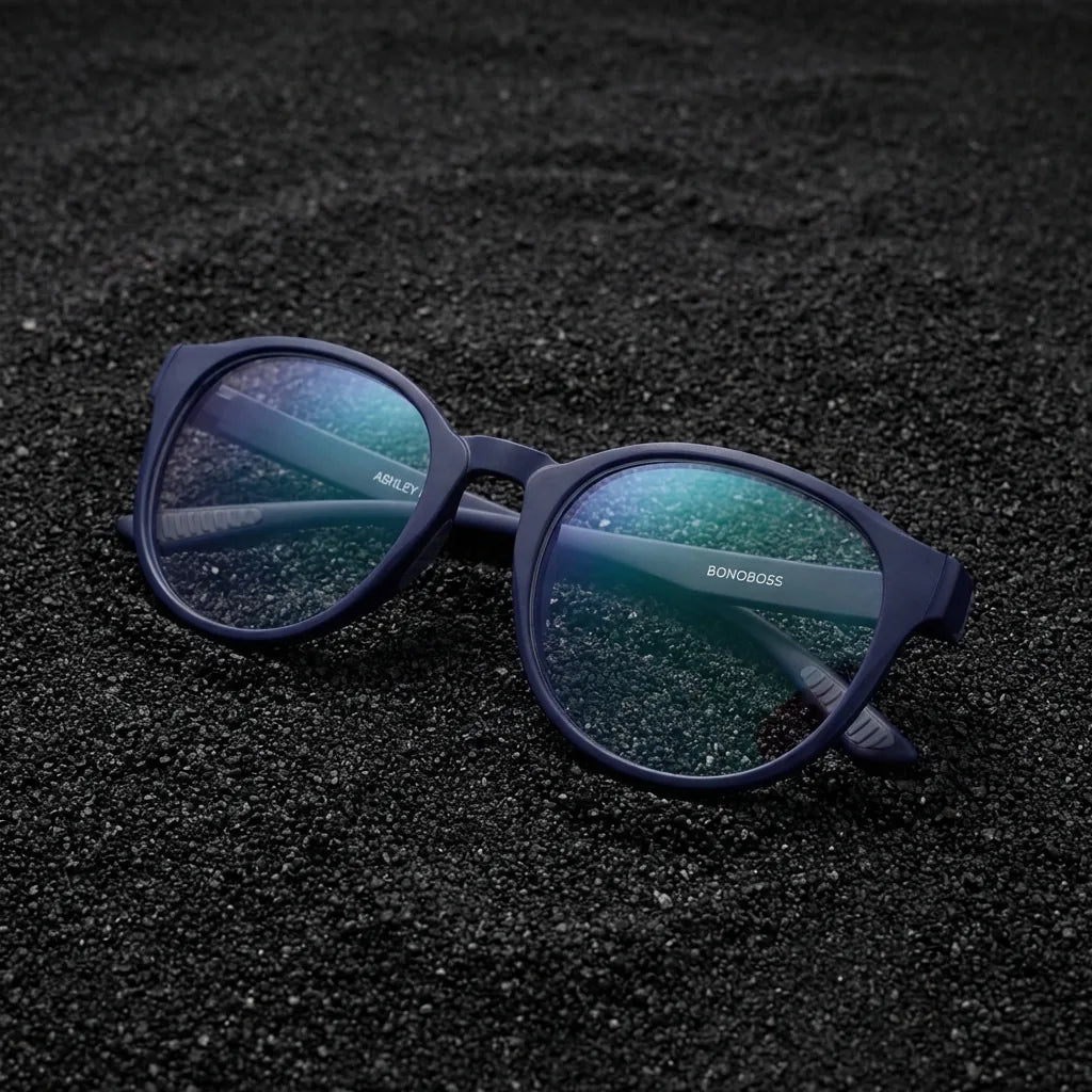Lentes ópticos Ashley Azul sobre arena volcánica texturizada diseño sustentable Bonoboss #editorial_sustentabilidad #color_azul