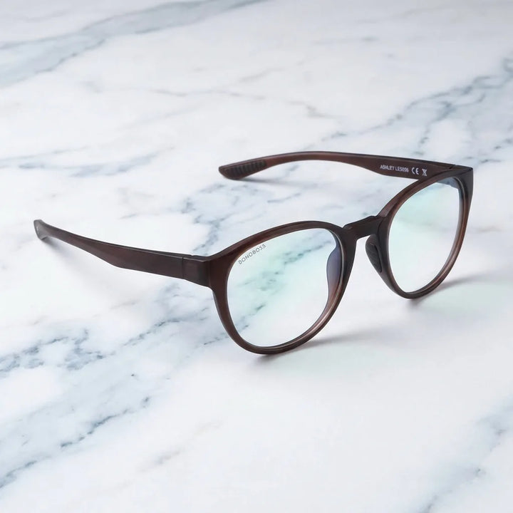 Lentes ópticos Ashley Brown sobre mármol blanco elegante armazón premium Bonoboss #editorial_armazon #color_brown