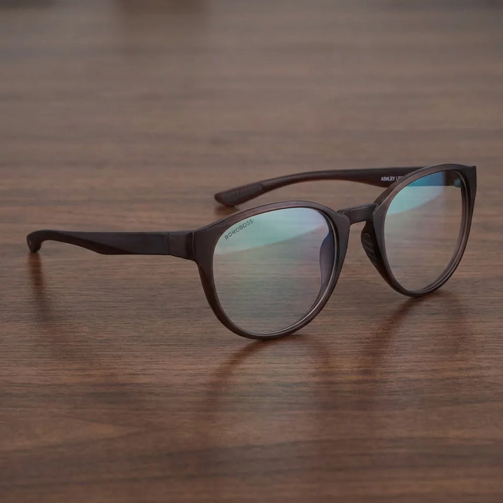 Lentes ópticos Ashley Brown sobre escritorio de madera premium calidad premium receta Bonoboss #editorial_banner_confianza #color_brown