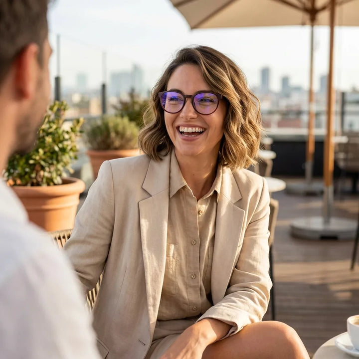 Lentes ópticos Ashley Brown mujer en terraza con vista panorámica Bonoboss #editorial_lifestyle3 #color_brown