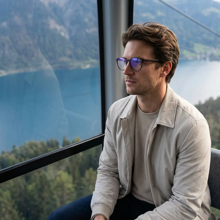 Lentes ópticos Ashley Brown modelo en teleférico con vista a lago Bonoboss #editorial_lifestyle4 #color_brown