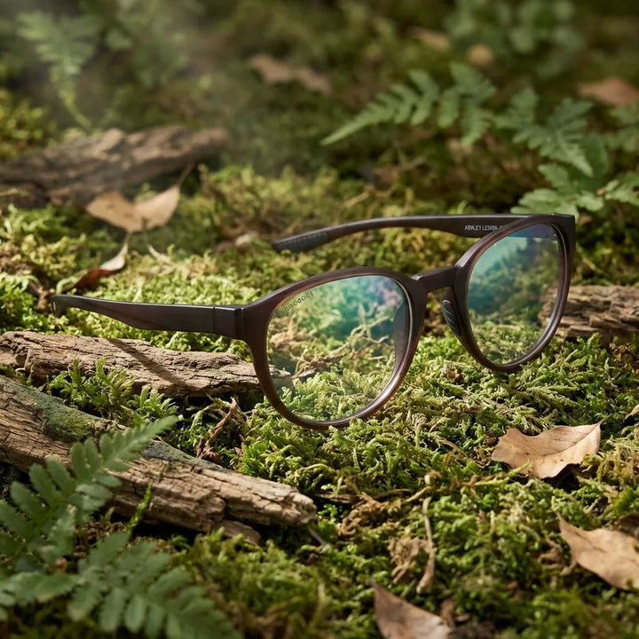 Lentes ópticos Ashley Brown en bosque verde natural diseño sustentable Bonoboss #editorial_sustentabilidad #color_brown
