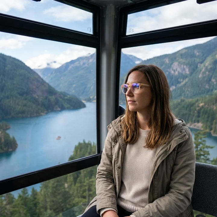 Lentes ópticos Ashley Peach modelo en teleférico con vista a lago Bonoboss #editorial_lifestyle3 #color_peach