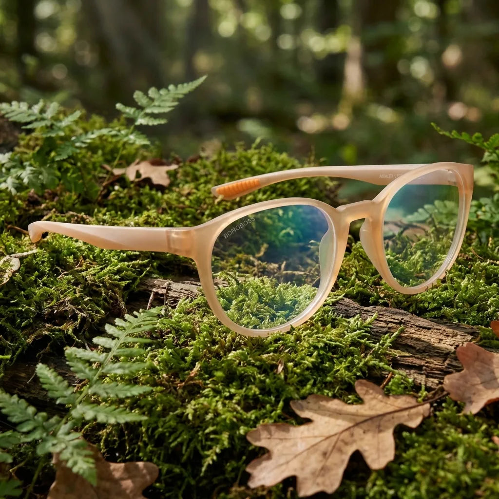 Lentes ópticos Ashley Peach en bosque verde natural diseño sustentable Bonoboss #editorial_sustentabilidad #color_peach