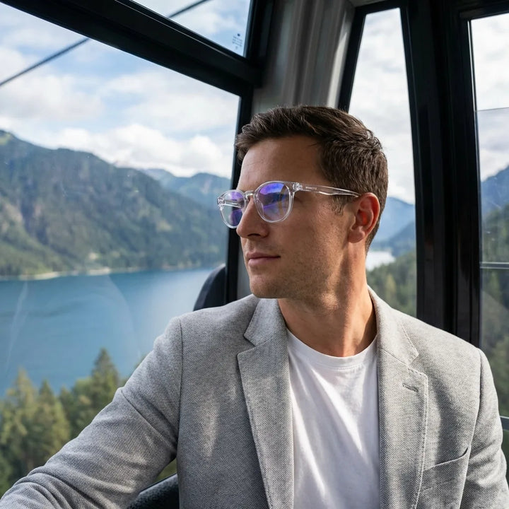 Lentes ópticos Ashley Transparente modelo en teleférico con vista a lago Bonoboss #editorial_lifestyle3 #color_transparente