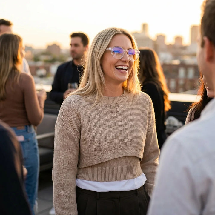 Lentes ópticos Ashley Transparente modelo en contexto social urbano profesional Bonoboss #editorial_lifestyle4 #color_transparente